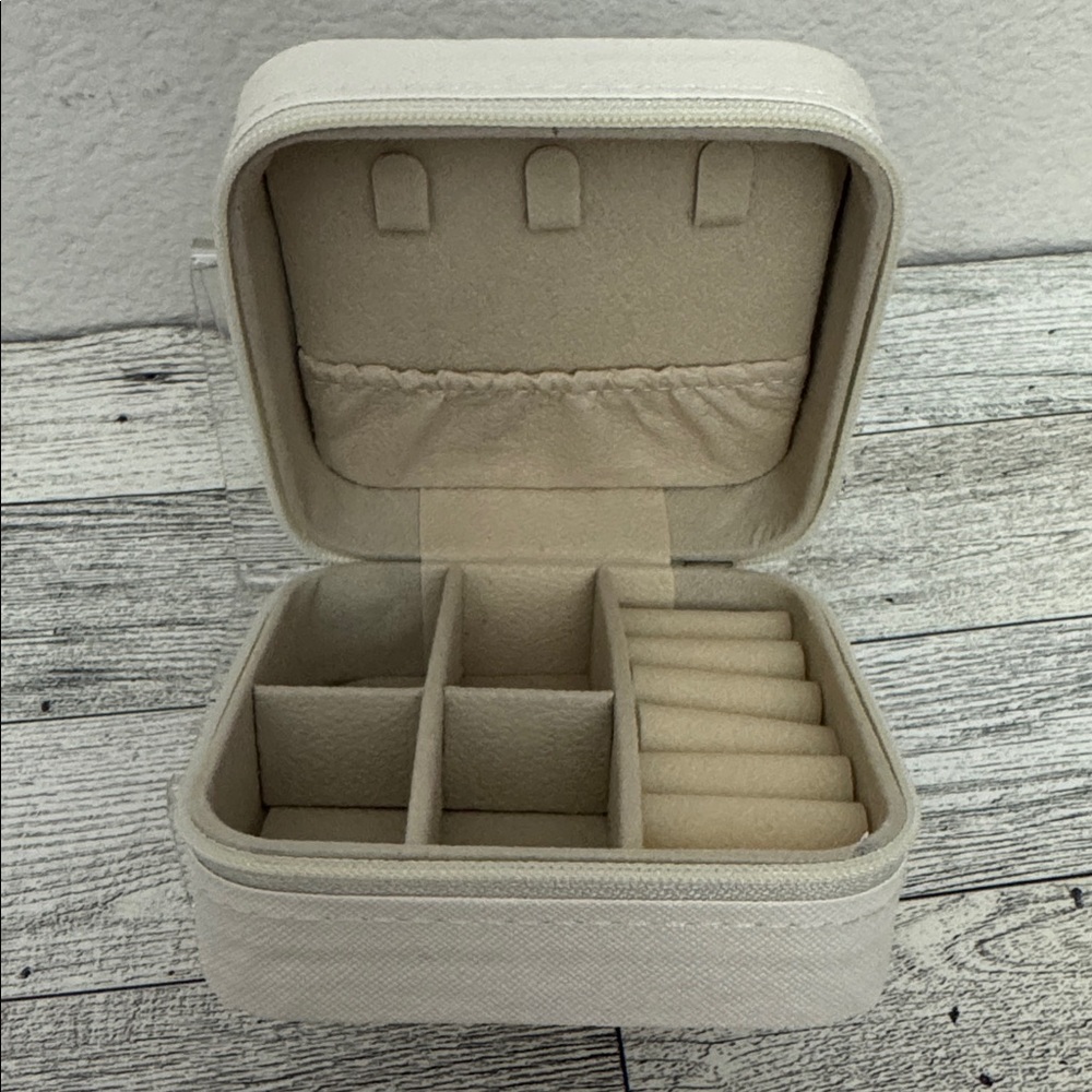 Jewelry Travel Storage Box NWOT - Picture 2 of 4